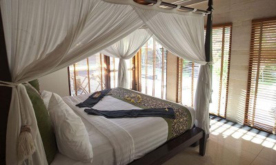 bali-honeymoon-resorts-luxury-comfy-kingsize-bed-in-romantic-bedroom-villas-in-jimbaran
